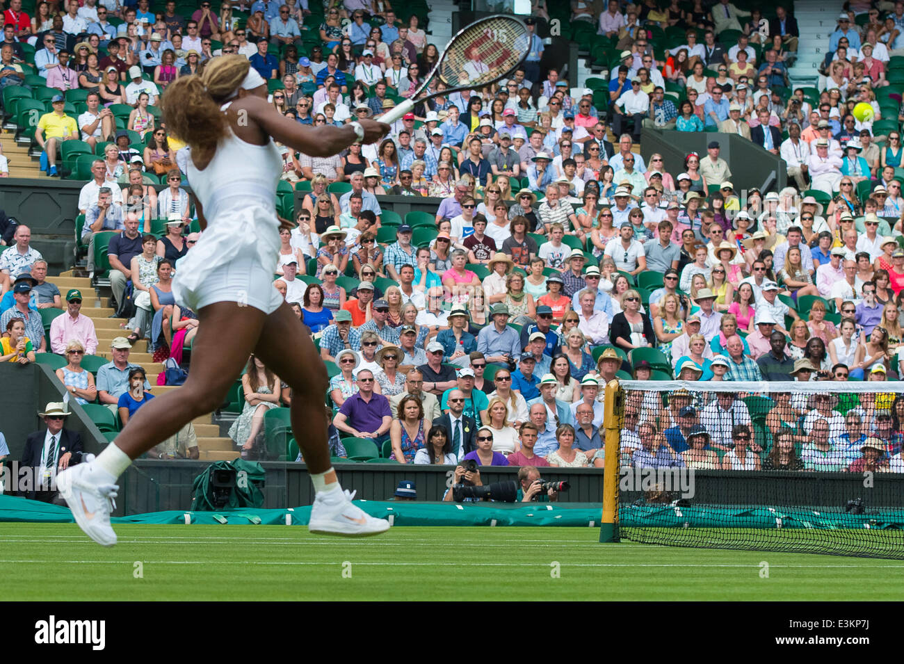 London, UK. 24. Juni 2014. Wimbledon Tennis Championships Serena Williams der Vereinigten Staaten im Kampf gegen Anna Tatishvili der Vereinigten Staaten in Tag zwei Damen Einzel ersten Vorrundenspiel bei den Wimbledon Tennis Championships auf The All England Lawn Tennis Club in London, Vereinigtes Königreich. Bildnachweis: Aktion Plus Sport/Alamy Live-Nachrichten Stockfoto