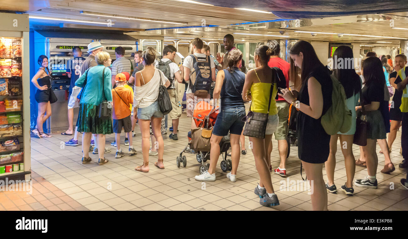Linien des Kunden an die Metrocard Automaten in Pennsylvania Station in New York Stockfoto