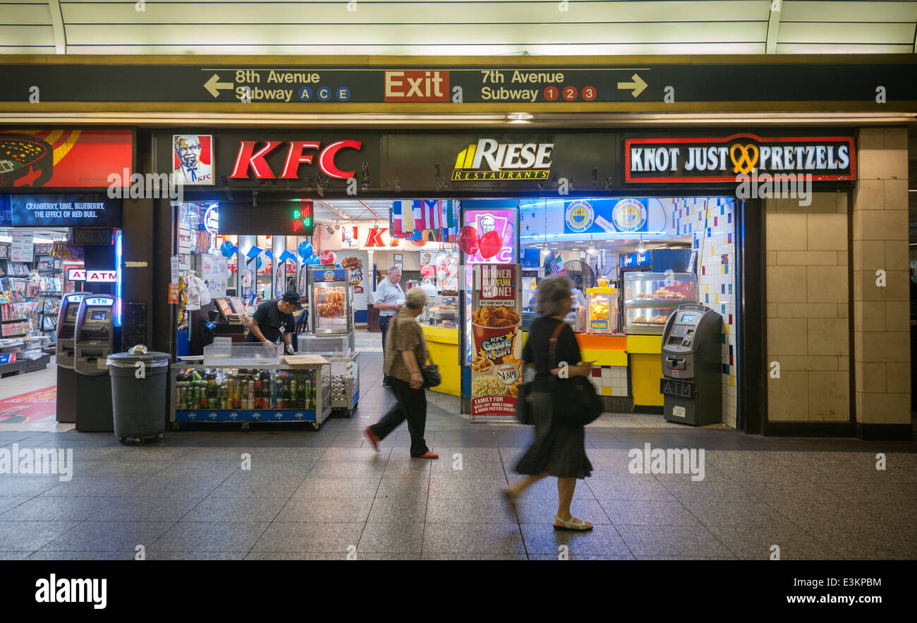 Restaurants, darunter KFC auf die LIRR Zusammentreffen in Pennsylvania Station in New York Stockfoto