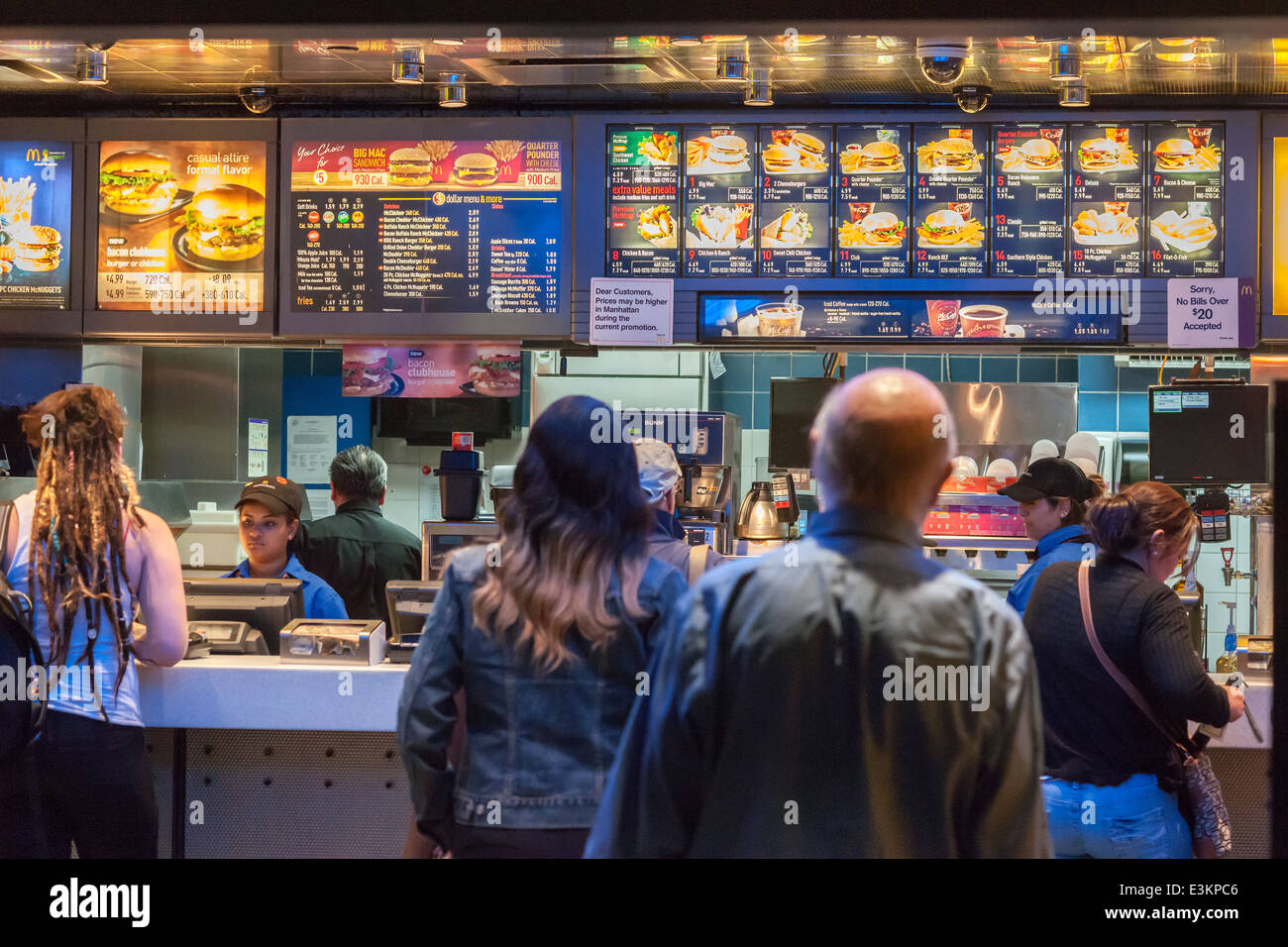 McDonald's Restaurant in Pennsylvania Station in New York bedient Kunden auf Mittwoch, 18. Juni 2014 (© Richard B. Levine) Stockfoto