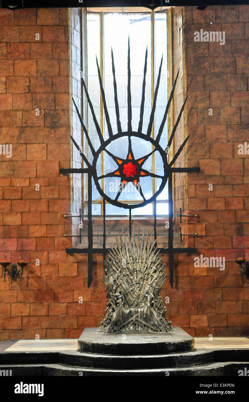 Eiserne Thron im Thronsaal des großen Saals, Kings Landing, Game of Thrones Filmkulisse, Belfast Stockfoto