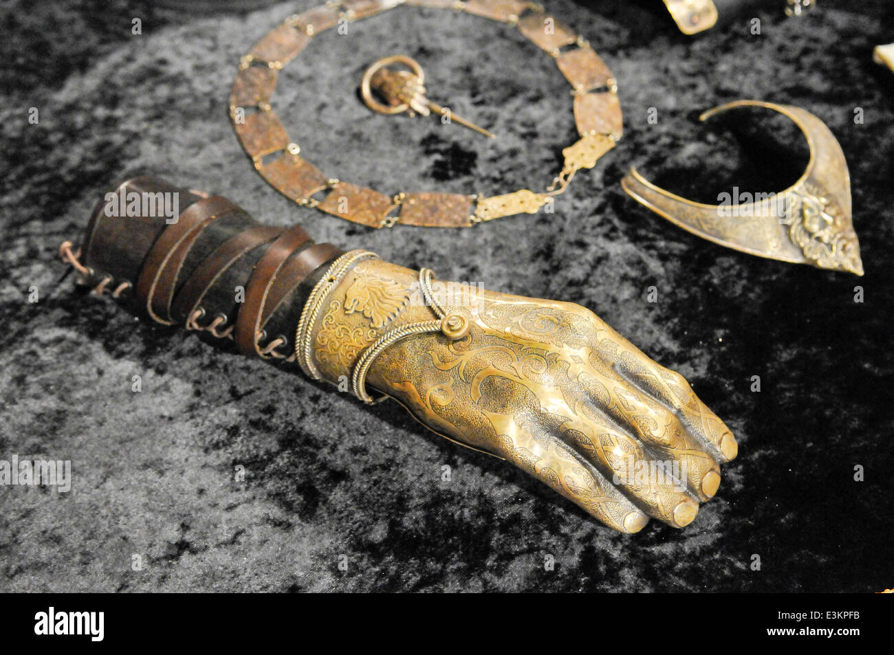 Goldene Hand getragen von Jamie Lannister in Game of Thrones, nachdem seine Hand von Locke abgeschnitten war. Stockfoto