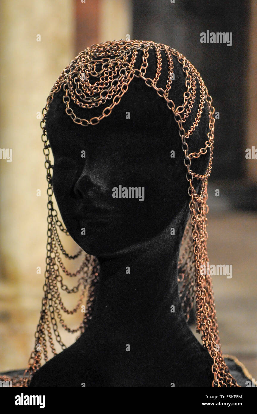 Metall-Kette Kopf Kleid getragen von Ellaria Sand (Indira Varma) zur Hochzeit König Joffrey und Königin Margery Tyrell in Game of Thrones Stockfoto