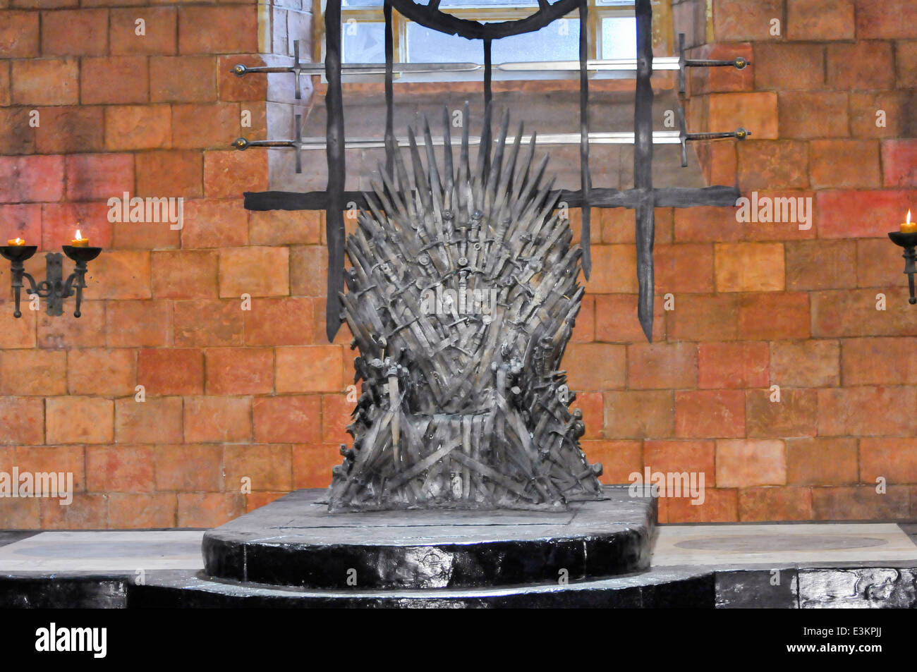 Eiserne Thron im Thronsaal des großen Saals, Kings Landing, Game of Thrones Filmkulisse, Belfast Stockfoto