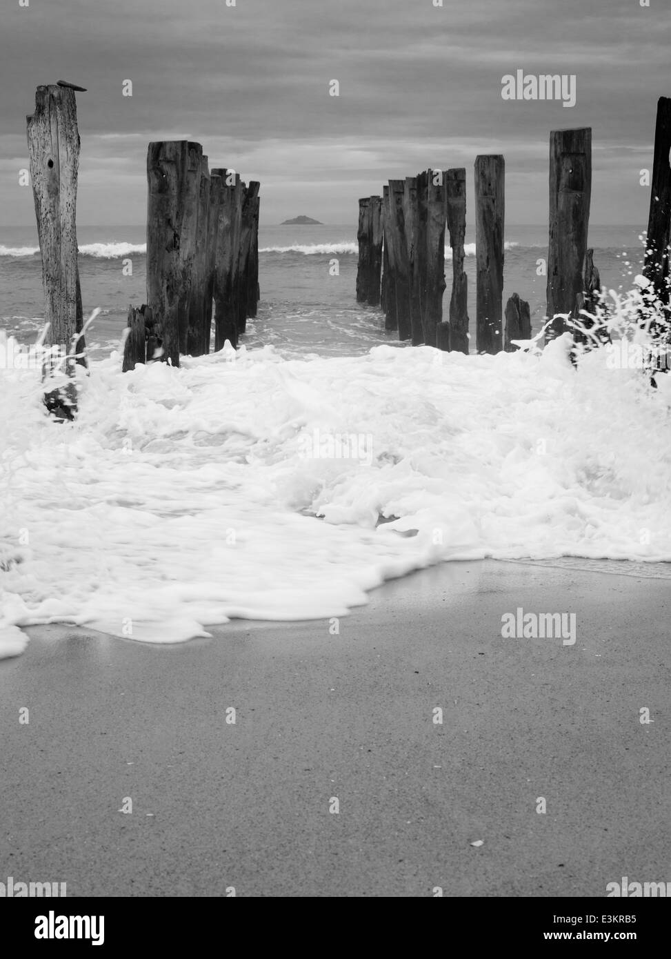 Blick auf die verlassenen Pier auf der St. Clair Strand, mit weißen Insel in der Ferne; Dunedin, Otago, Neuseeland Stockfoto