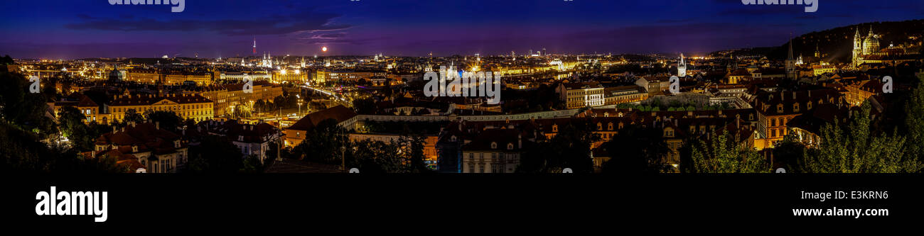 Nacht, panoramische Aussicht auf die Stadt Prag. Stockfoto