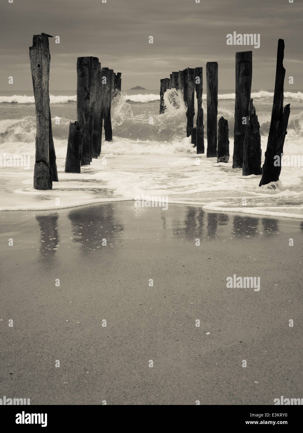 Blick auf die verlassenen Pier auf der St. Clair Strand, mit weißen Insel in der Ferne; Dunedin, Otago, Neuseeland Stockfoto