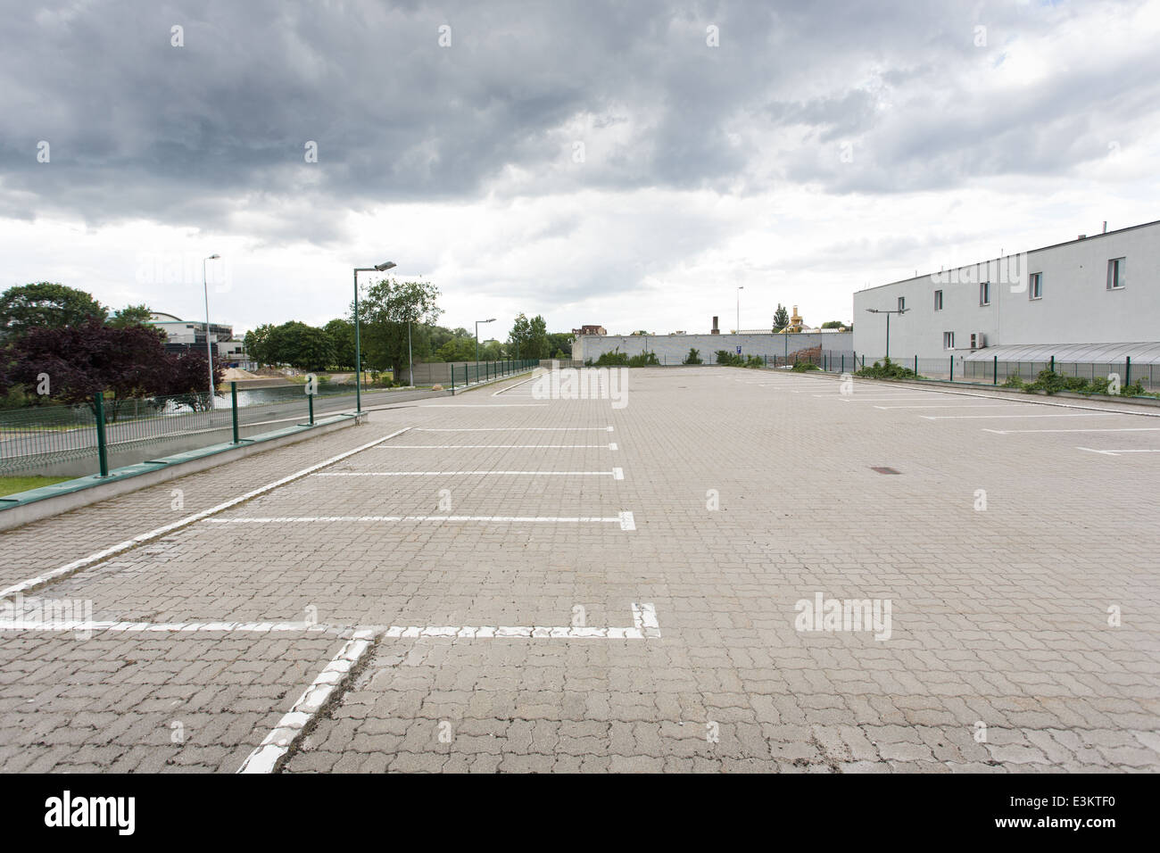 Ein Parkplatz hinter einem kommerziellen shopping Veranstaltungsort in Zentralpolen ist zu sehen. Stockfoto