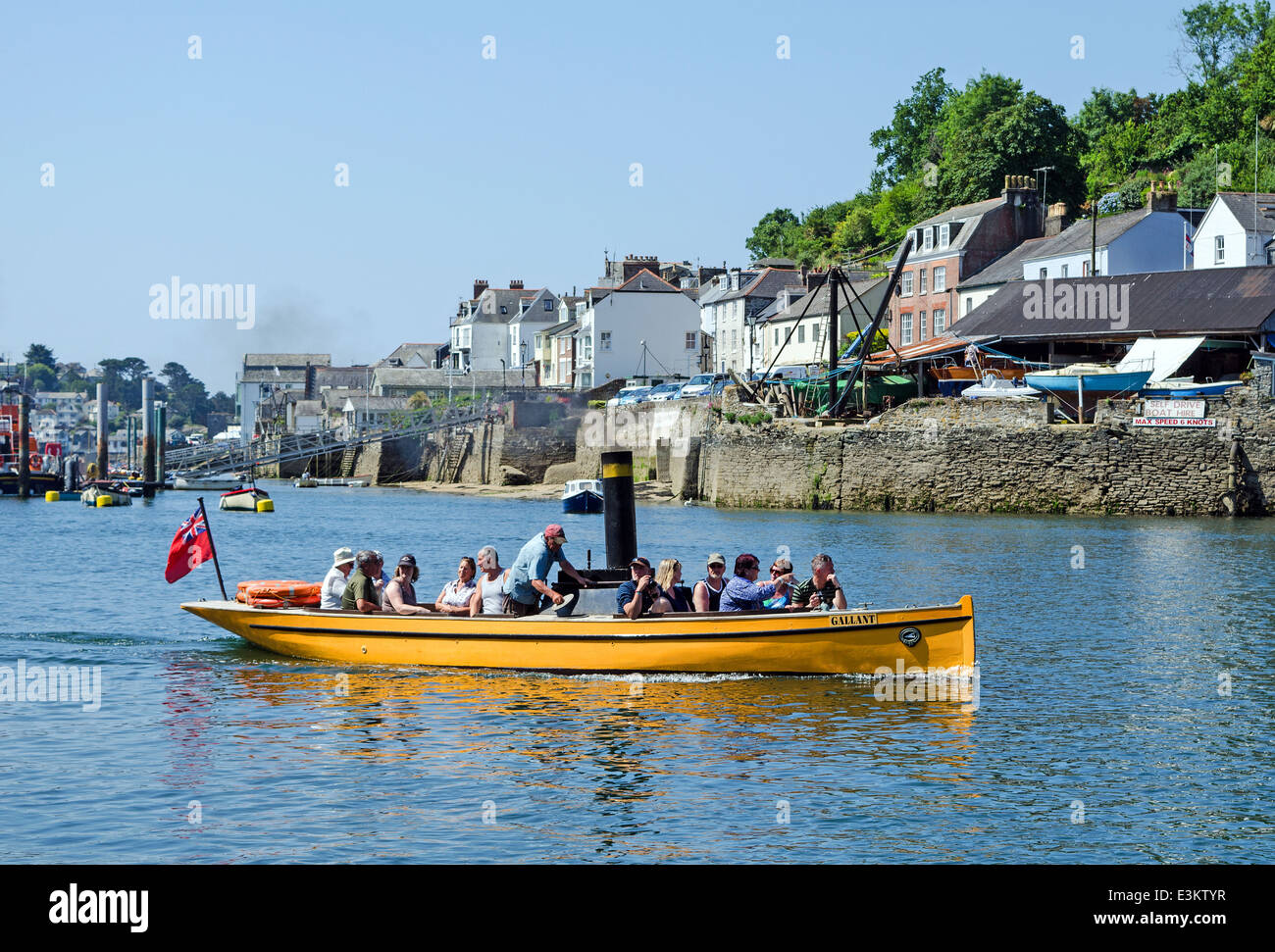 Ein Dampf-Boot nehmen Besucher Fowey in Cornwall auf eine Flussfahrt Stockfoto