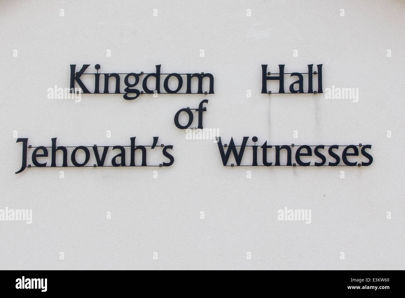 Königreichssaal der Zeugen Jehovas unterzeichnen am Giebel der Kirche. Stockfoto