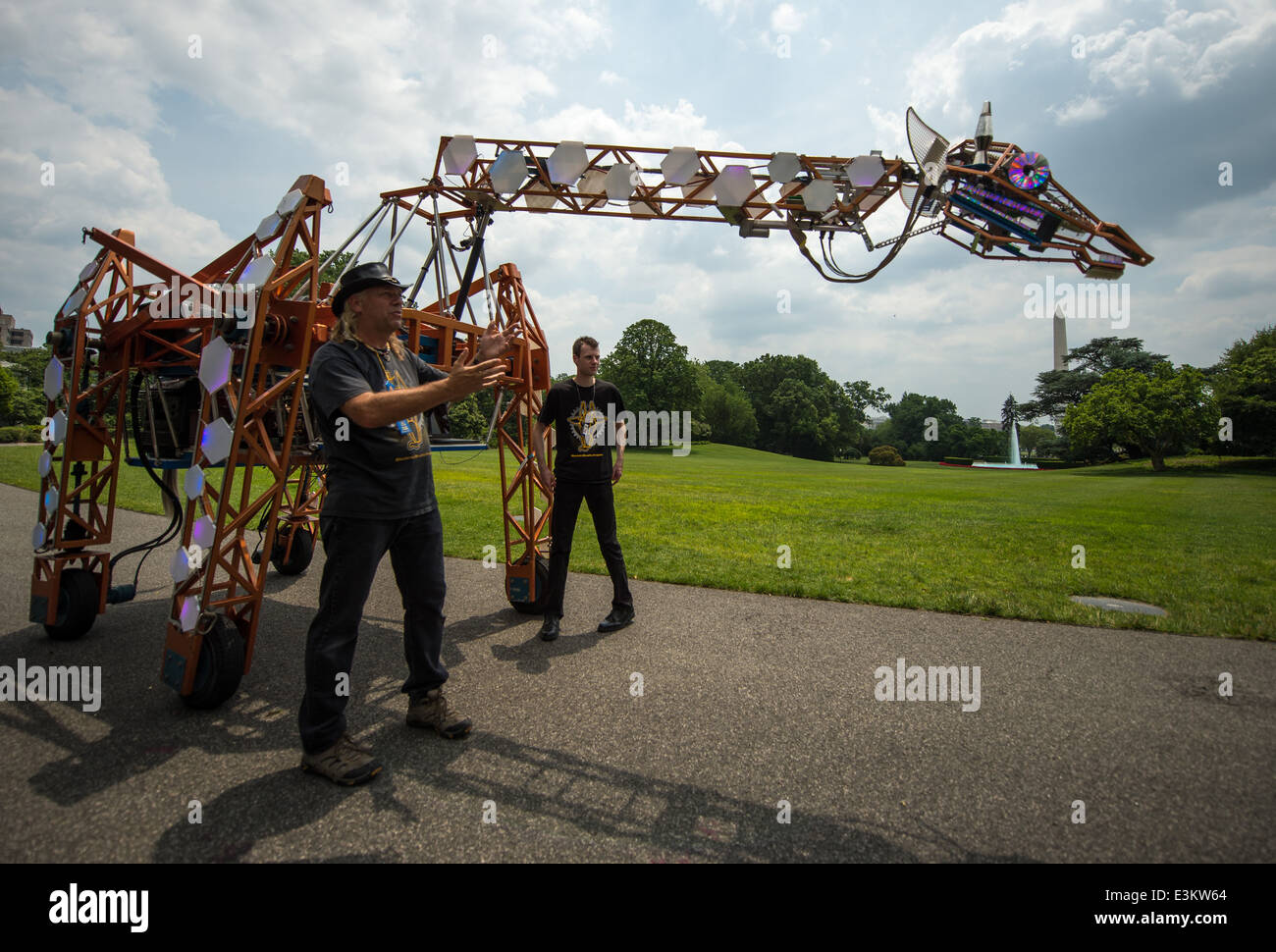 Das Weiße Haus veranstaltete eine Maker faire in Washington, D.C., um Innovation und Kreativität zu feiern. Bei dieser Veranstaltung wurden verschiedene Projekte in den Bereichen Technologie, Wissenschaft und Technik vorgestellt, die das MINT-Engagement fördern. Die NASA nahm Teil und stellte Innovationen und Projekte im Bereich der Raumfahrt vor. Stockfoto