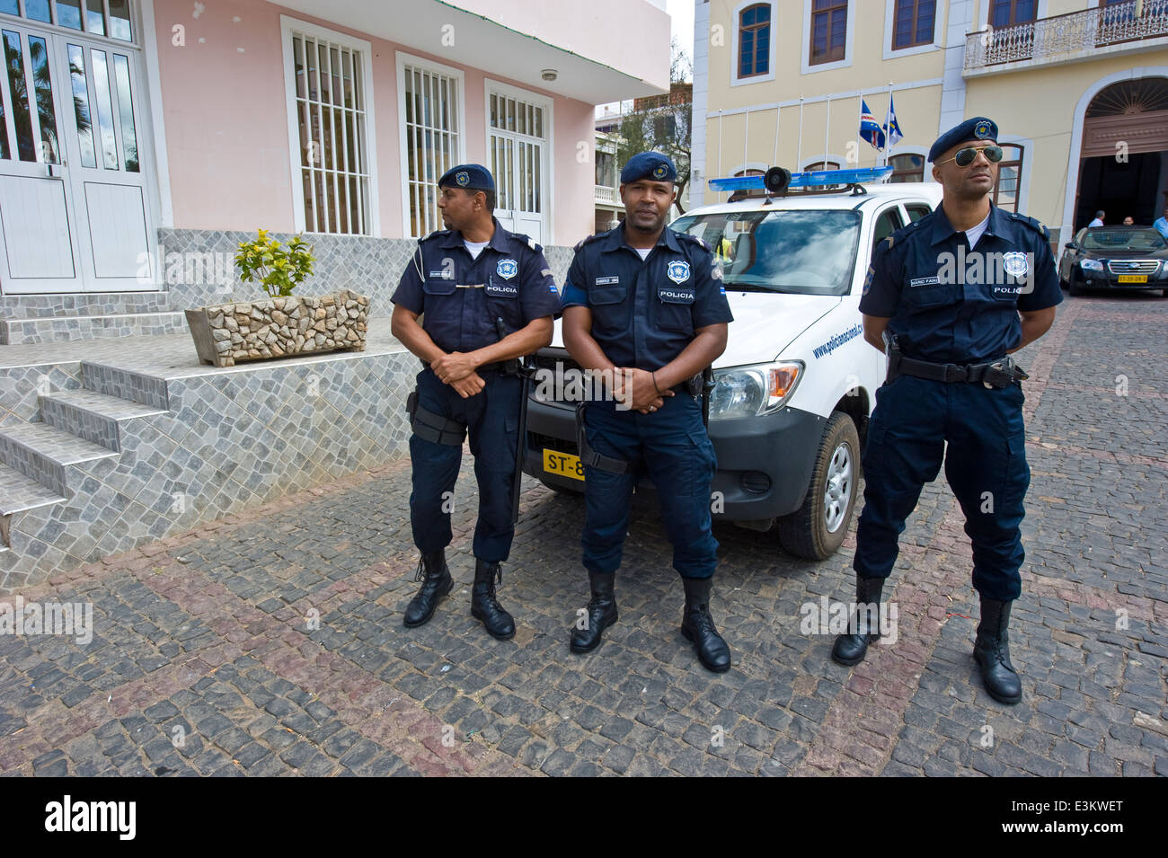 Polizisten vor dem Rathaus in Mindelo, Sao Vicente Island, Kap Verde  Stockfotografie - Alamy