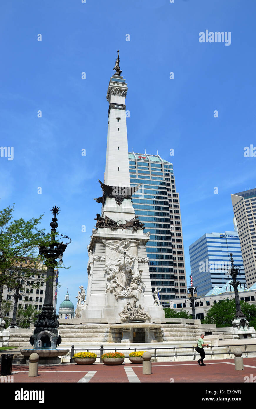 INDIANAPOLIS - Juni 16: The Indiana Soldiers and Sailors' Monument gezeigt 16. Juni 2014, ist im Kreis in der Mitte des Denkmals in Stockfoto