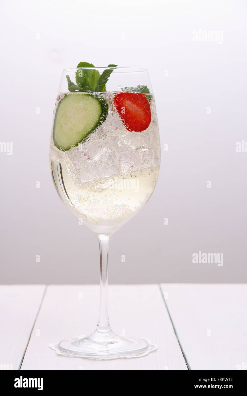 Hellen cocktail mit Gurke, Erdbeere im Weinglas, Nahaufnahme Stockfoto
