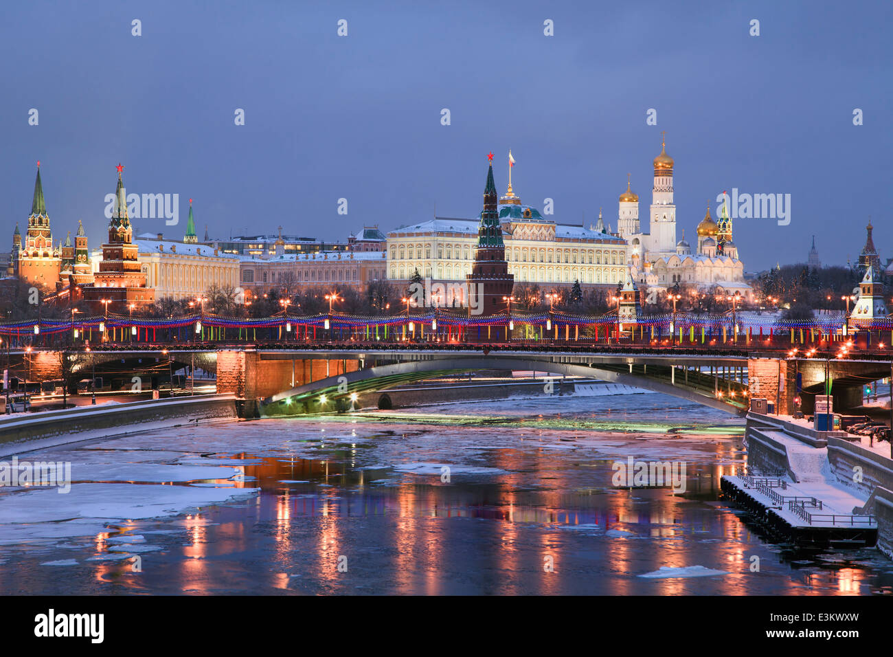 Blick auf Fluss Moskwa und Kreml-Damm in der Nacht Stockfoto