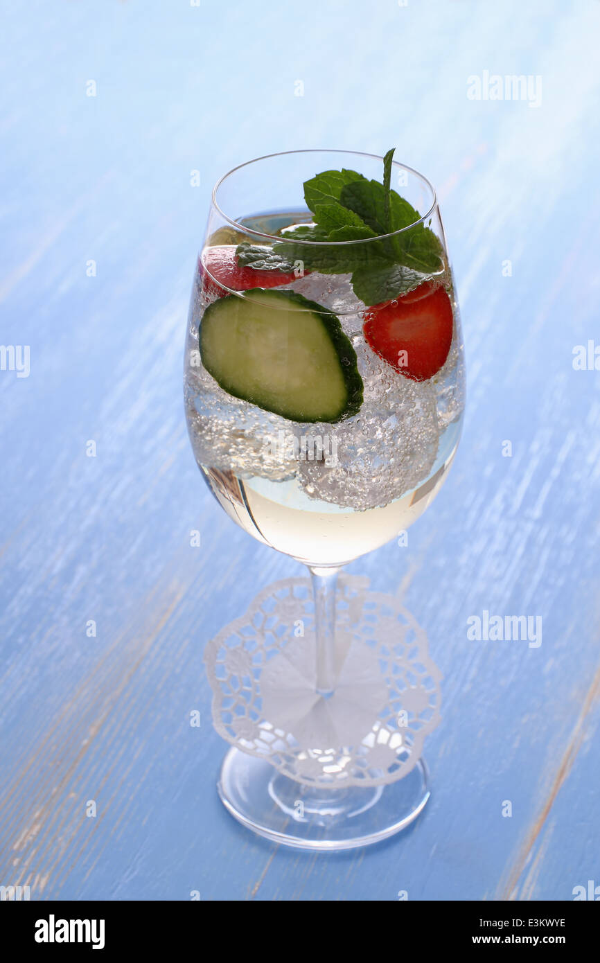 Cocktail mit Gurke, Erdbeere im Glas Wein und deco Stockfoto