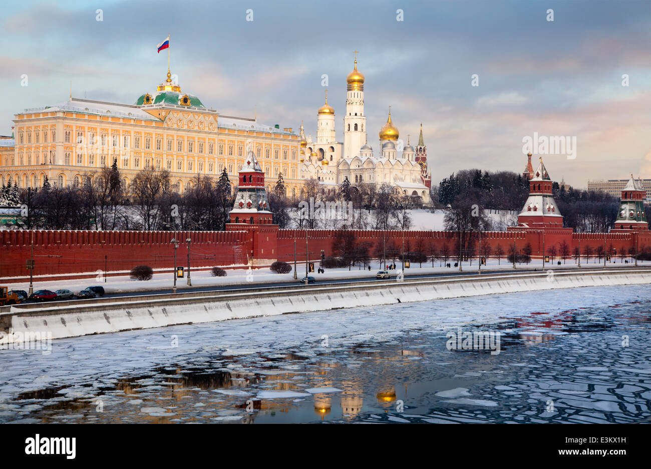 Winter-Blick auf die Grand Kremlin Palace und der Kreml Böschung im Zentrum von Moskau Stockfoto