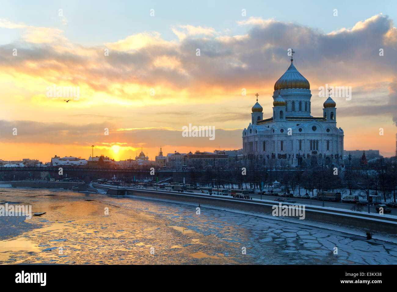 Winter-Ansicht der orthodoxen Kirche von Christus dem Erlöser auf Sonnenuntergang Zeit Moskau, Russland Stockfoto