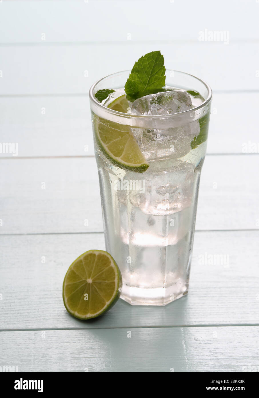 Hugo-cocktail mit Limette, Minze und Eiswürfeln, Nahaufnahme Stockfoto