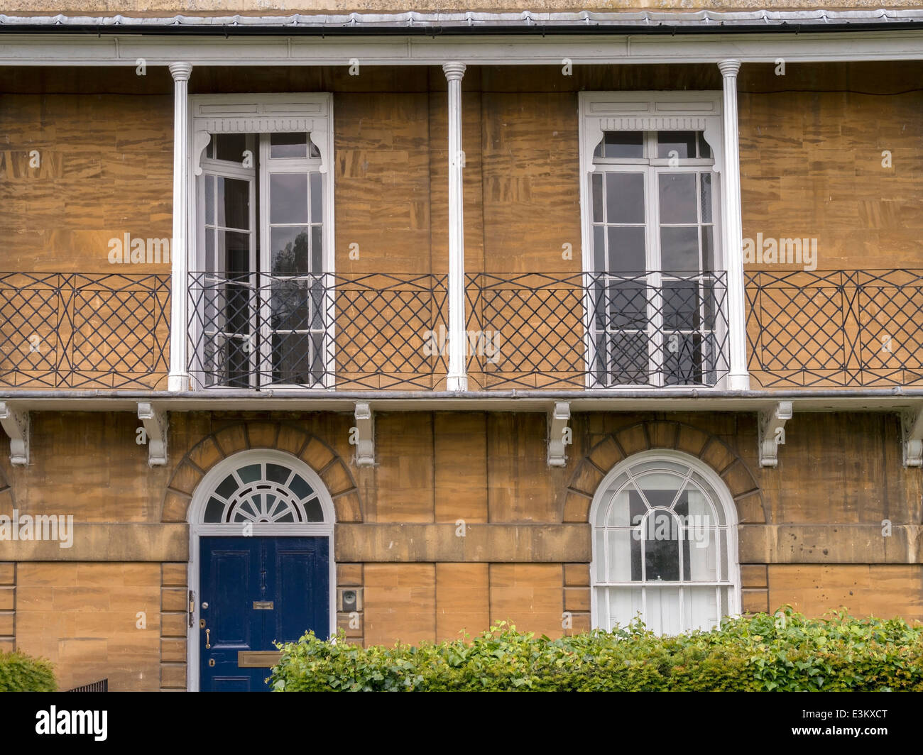 Alte Regency Stil Stein Reihenhäuser mit Balkonen, Stamford, Lincolnshire, England, UK Stockfoto