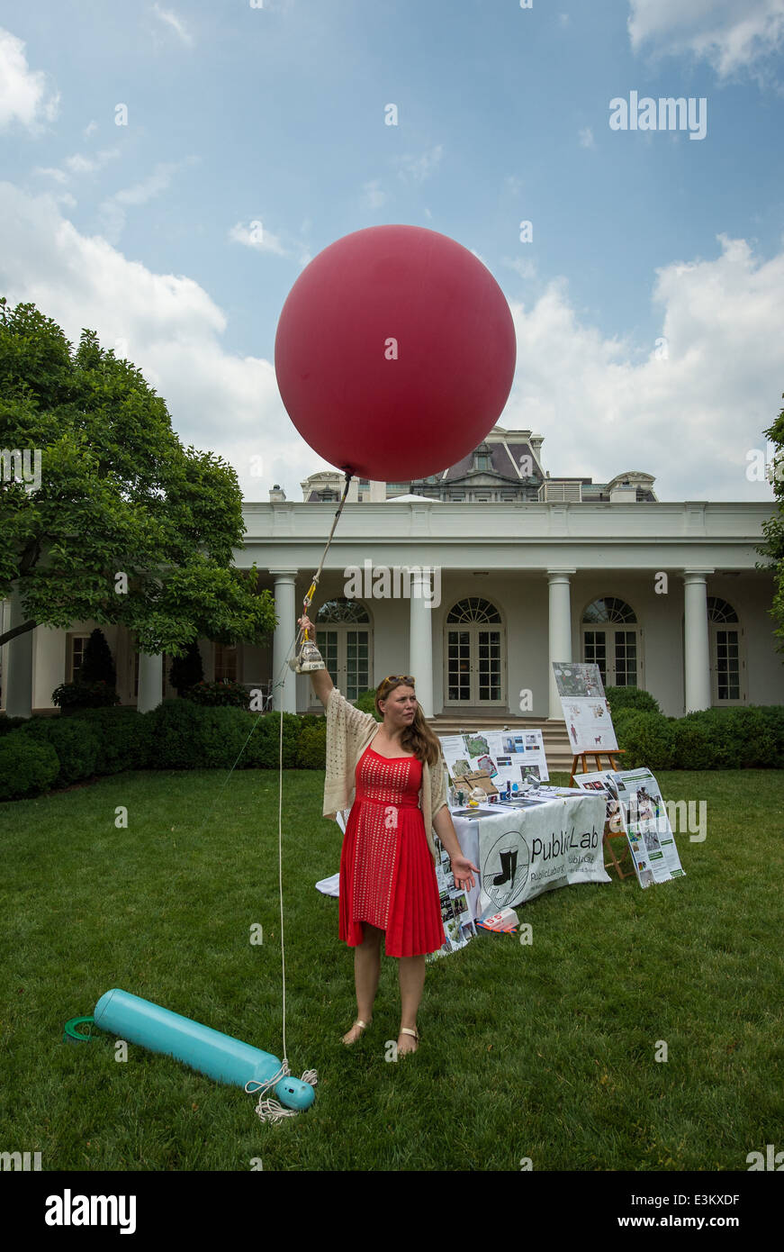 Auf der White House Maker faire wurde das von Public Lab entwickelte Balloon Mapping Kit demonstriert, um zu zeigen, wie Ballons zur Kartierung und Sammlung von Umweltdaten verwendet werden können. Sara Ann Wylie und das Team teilen das Projekt. Stockfoto
