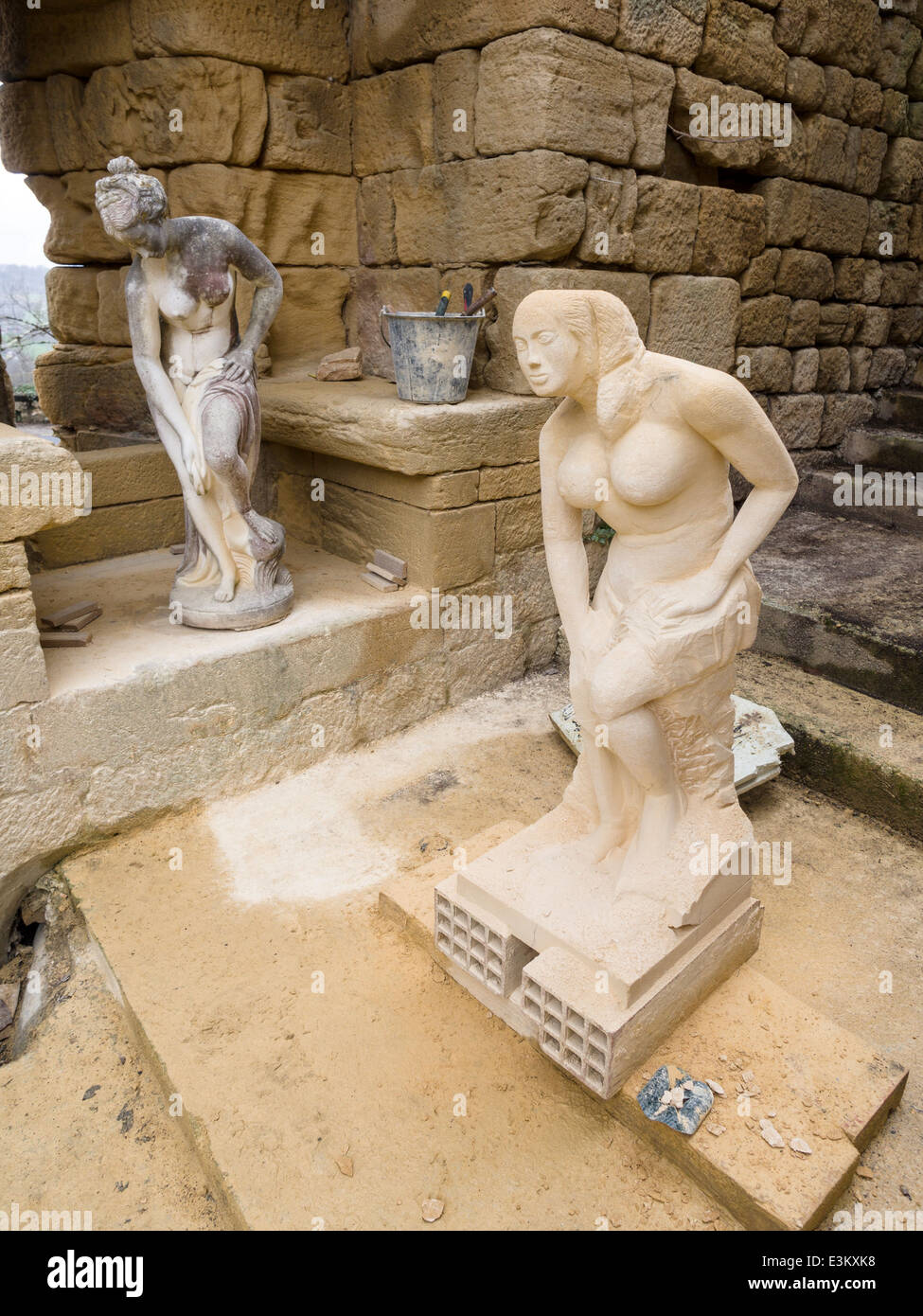 Chipping entfernt an eine Kopie einer Skulptur. Eine Kopie der Skulptur einer Frau Baden nimmt Gestalt aus einer frischen Steinblock Stockfoto