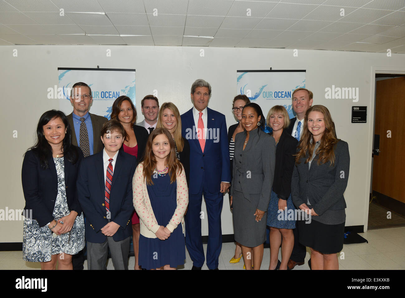 Secretary Kerry und unsere Ocean "Meetup-Gruppe Teilnehmer posieren für Foto Stockfoto