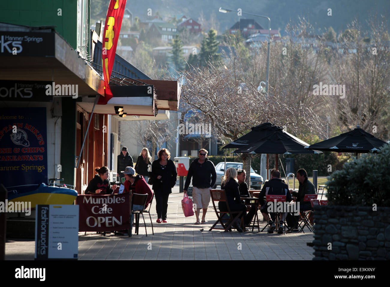 Cafés am Sonntagmorgen, Hanmer Springs, Neuseeland beschäftigt Stockfoto