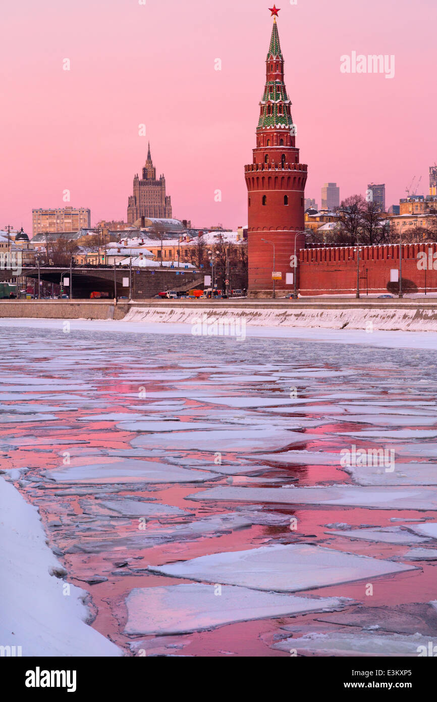 Winter-Ansicht des Moskwa-Flusses und der Vodovzvodnaya-Turm des Moskauer Kreml im Zentrum der russischen Hauptstadt Stockfoto