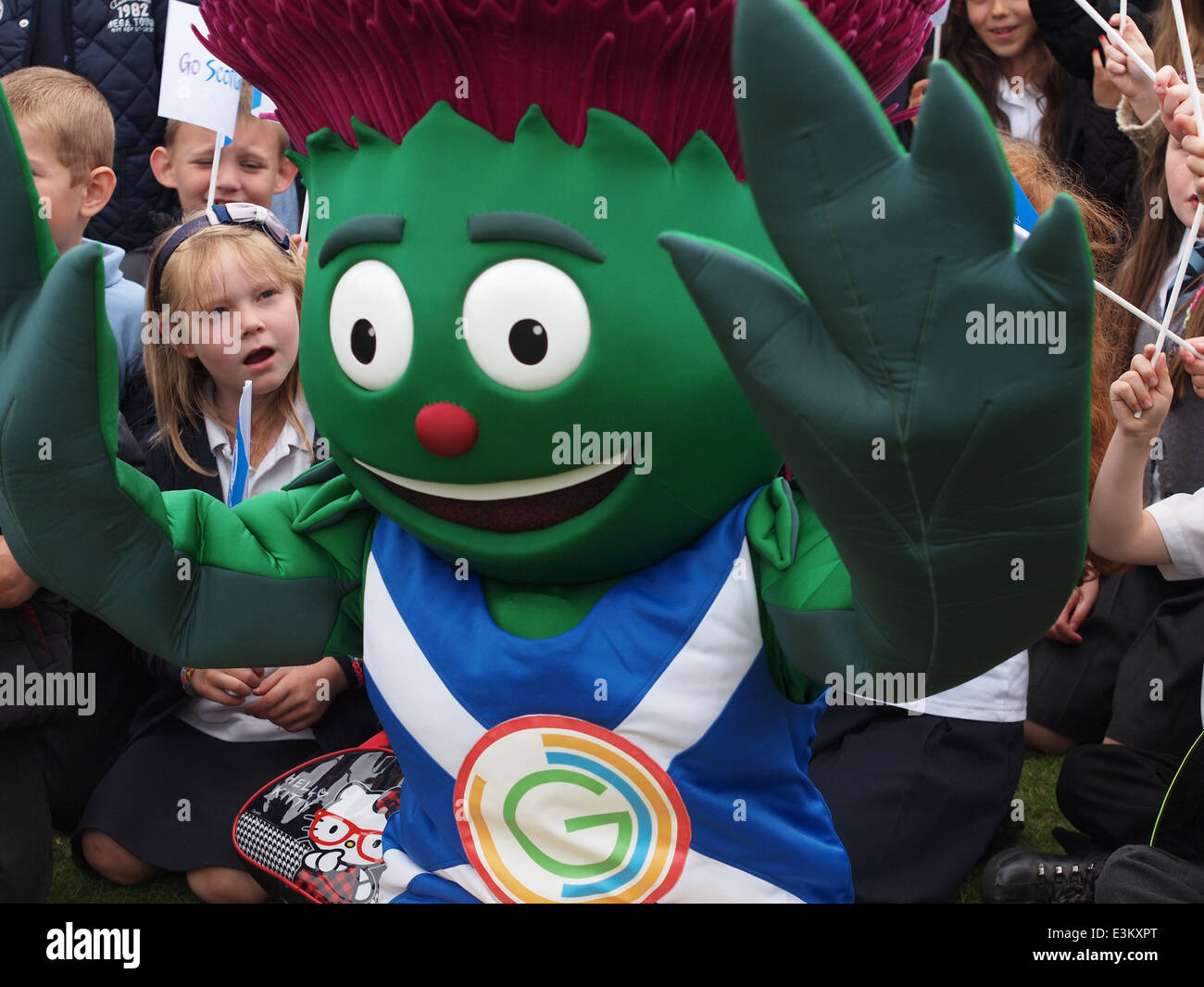 Clyde, das offizielle Maskottchen der XX Commonwealth Games trifft Schüler aus Falkirk Bezirk in Callendar Park, Falkirk. Stockfoto