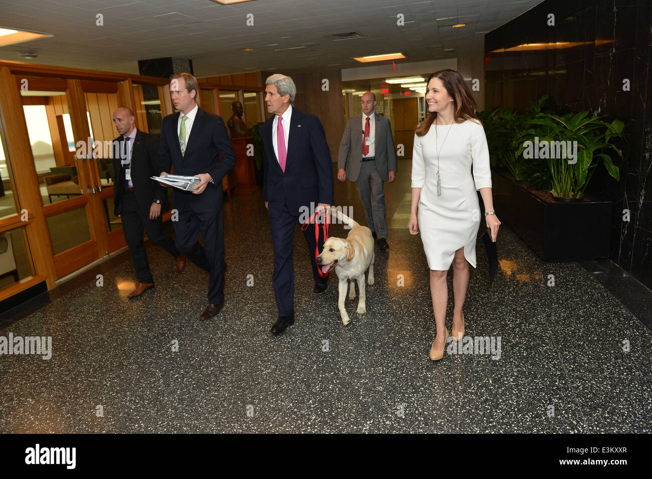 Secretary Kerry Spaziergänge mit seinem Hund Ben und Assistant Secretary Ryan im Flur im Außenministerium Stockfoto