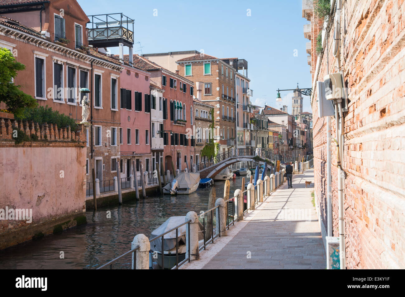 Venedig, Italien-1. Mai, 2014:landscape auf mehr venezianischen Kanal mit seiner Boote und Häuser Bagagen einen sonnigen Tag Stockfoto