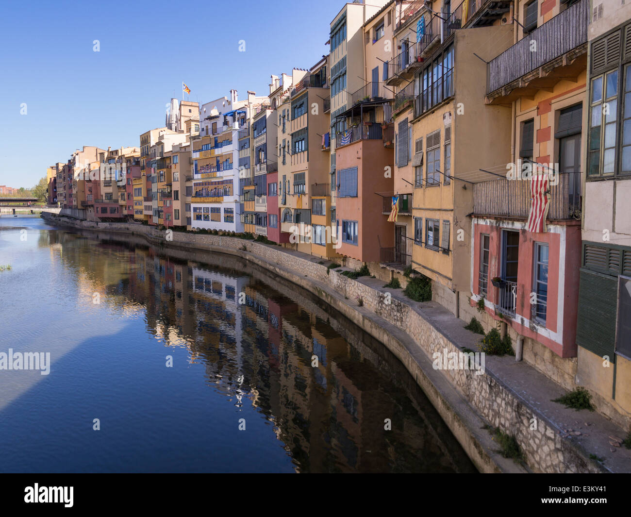 Häuser entlang des Flusses Onyar in Girona. Bunte Häuser säumen die kanalisierte Fluss im Zentrum der Stadt. Stockfoto