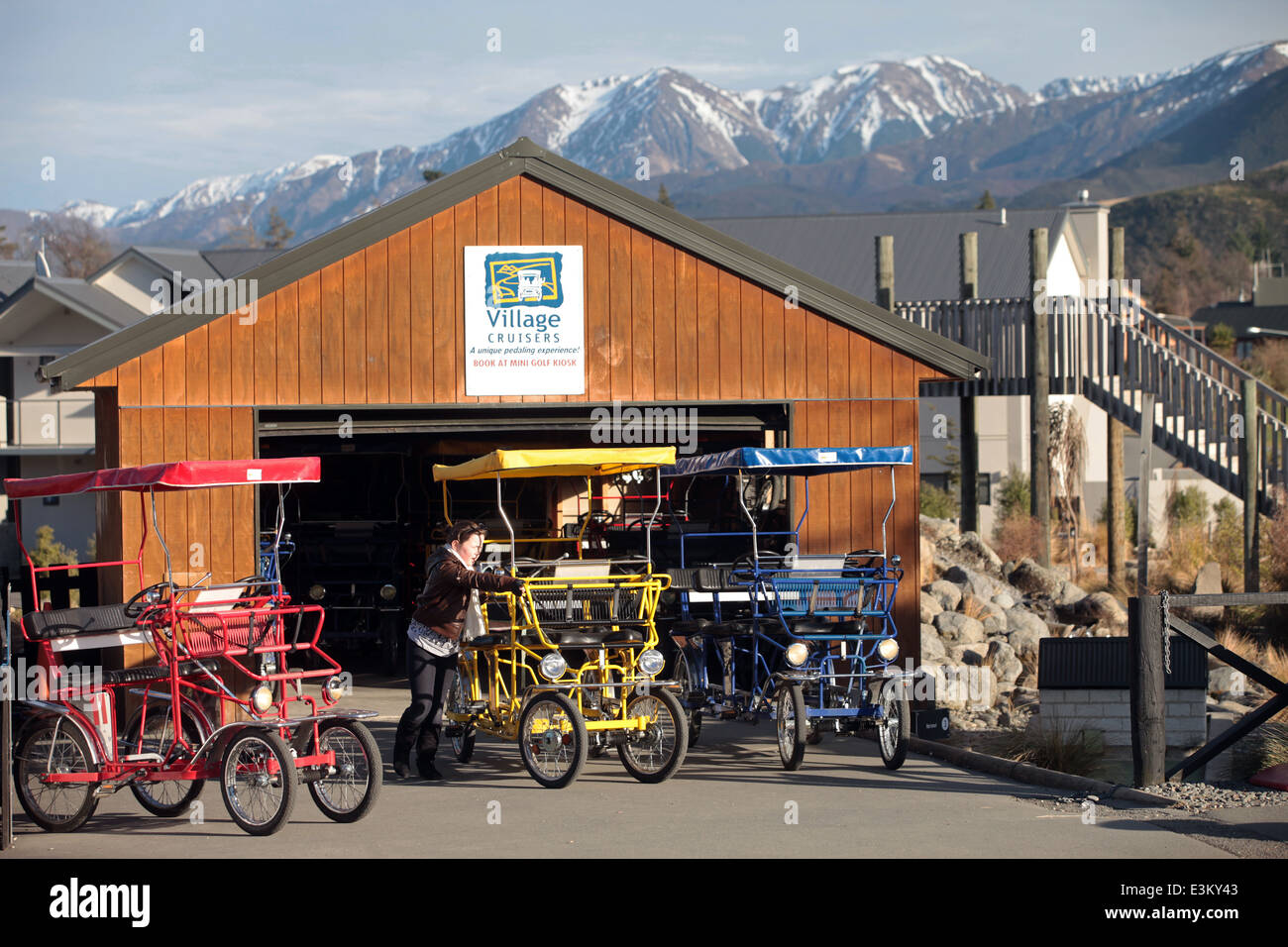 4-sitzige Fahrräder sind bereit für die Touristen in Hanmer Springs, Neuseeland gemacht. Stockfoto