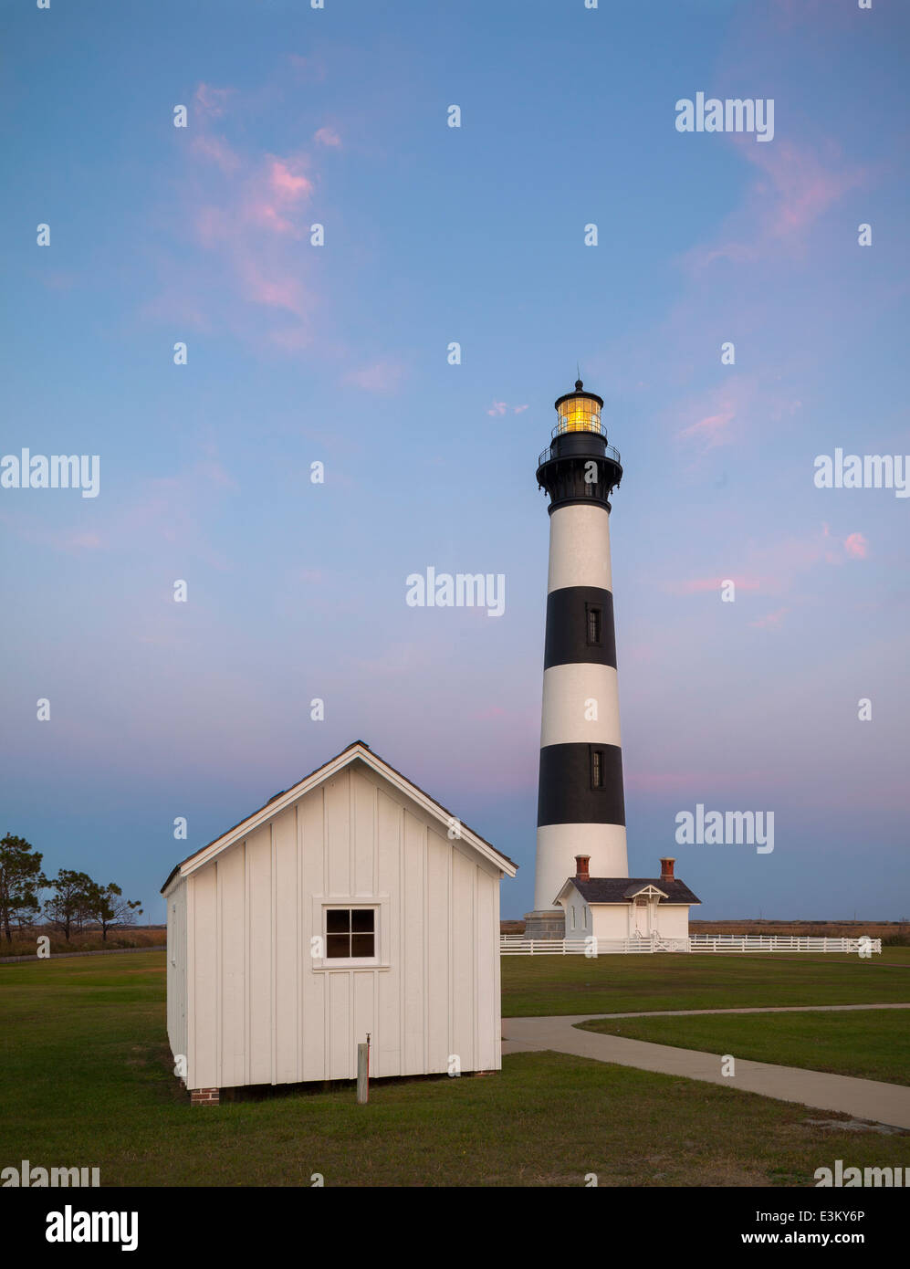 Cape Hatteras, North Carolina: Bodie Isand Leuchtturm (1872) in der Abenddämmerung, Outer Banks von North Carolina Stockfoto