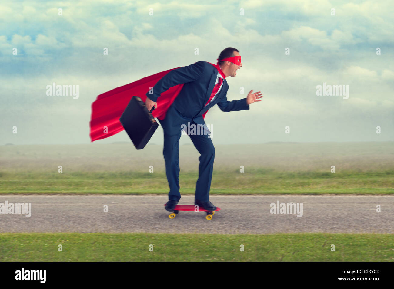 Superheld Geschäftsmann Reiten eine Skateboard macht Fortschritte Stockfoto