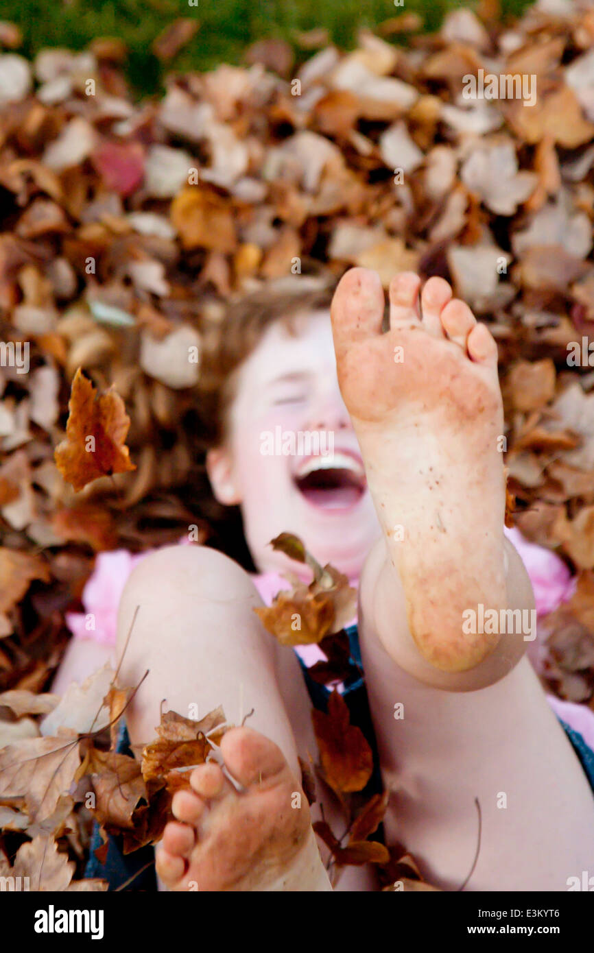 Bild von Pre Teen Girl zeigt schmutzige Füße Stockfoto
