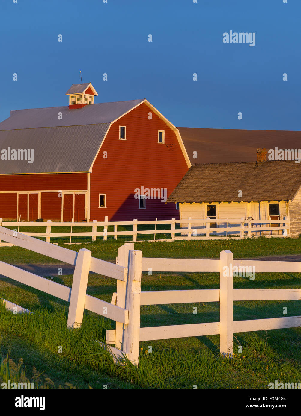 Palouse, Whitman County, Washington: Rote Scheune und Hof-Szene im Abendlicht Stockfoto