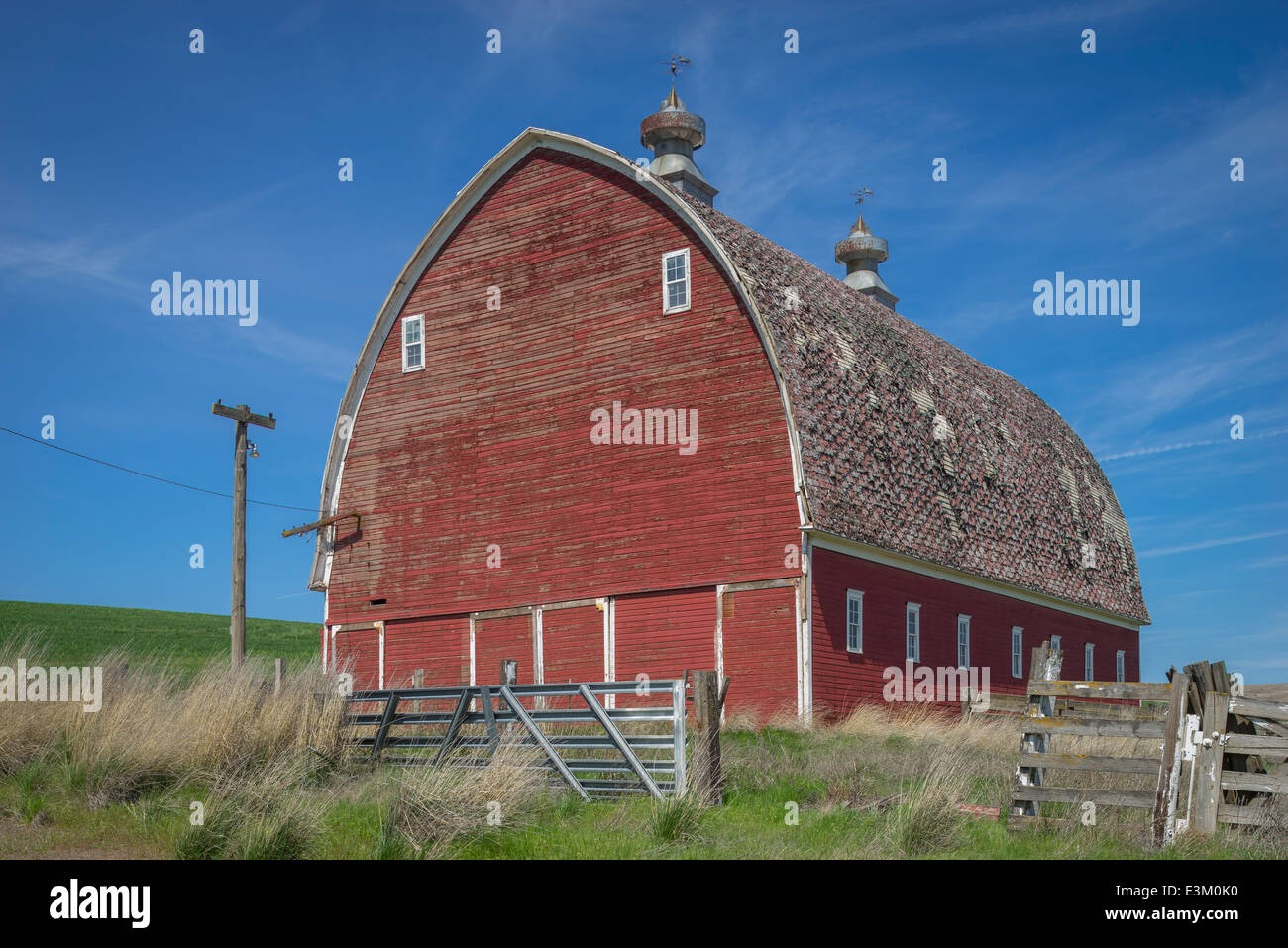 Palouse, Whitman County, Washington: Rote Scheune mit runden Dach Stockfoto