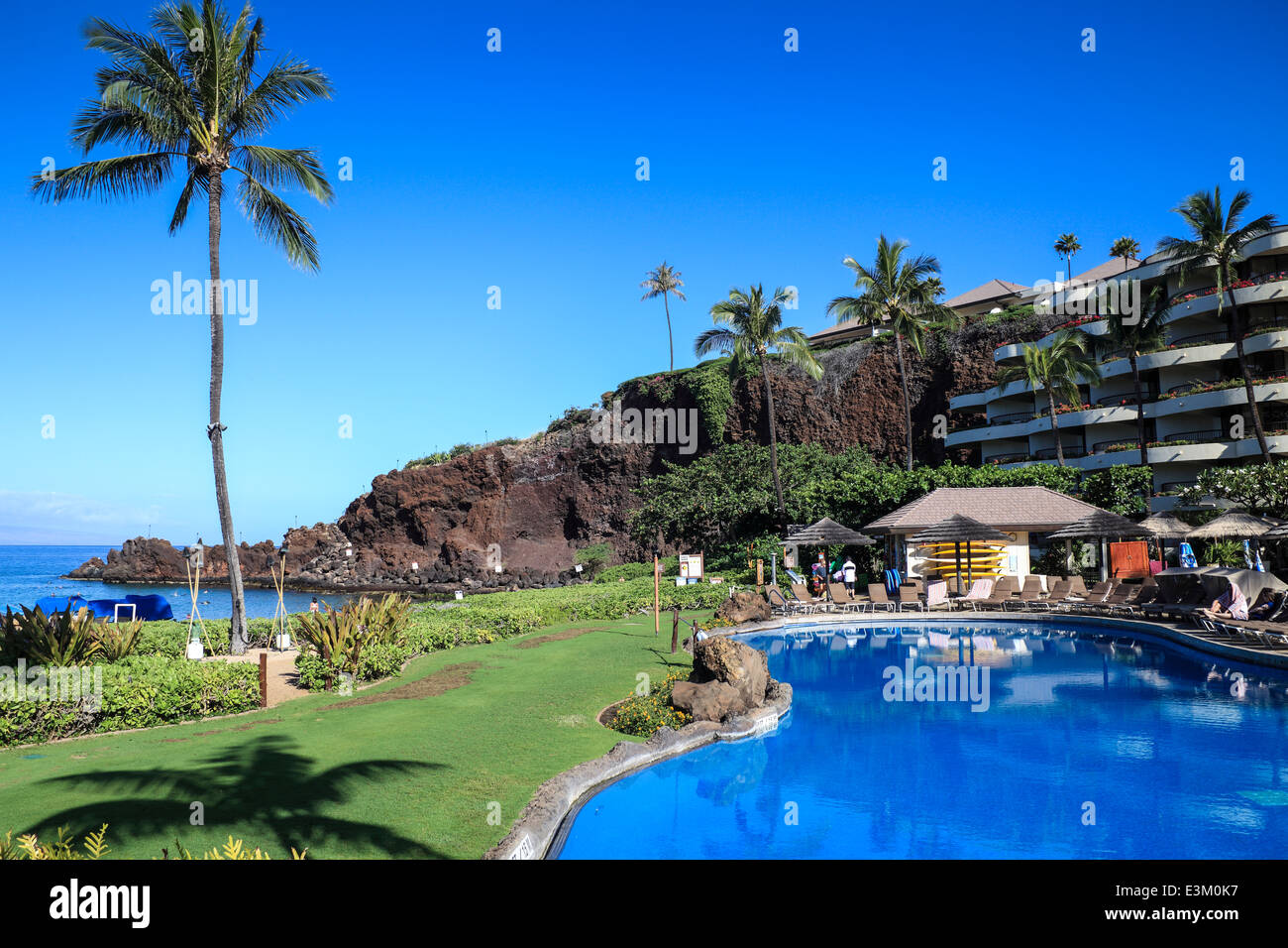 Pool im Sheraton Maui Resort and Spa in Kaanapali, Maui, mit Schnorchler bei Black Rock in der Ferne Stockfoto