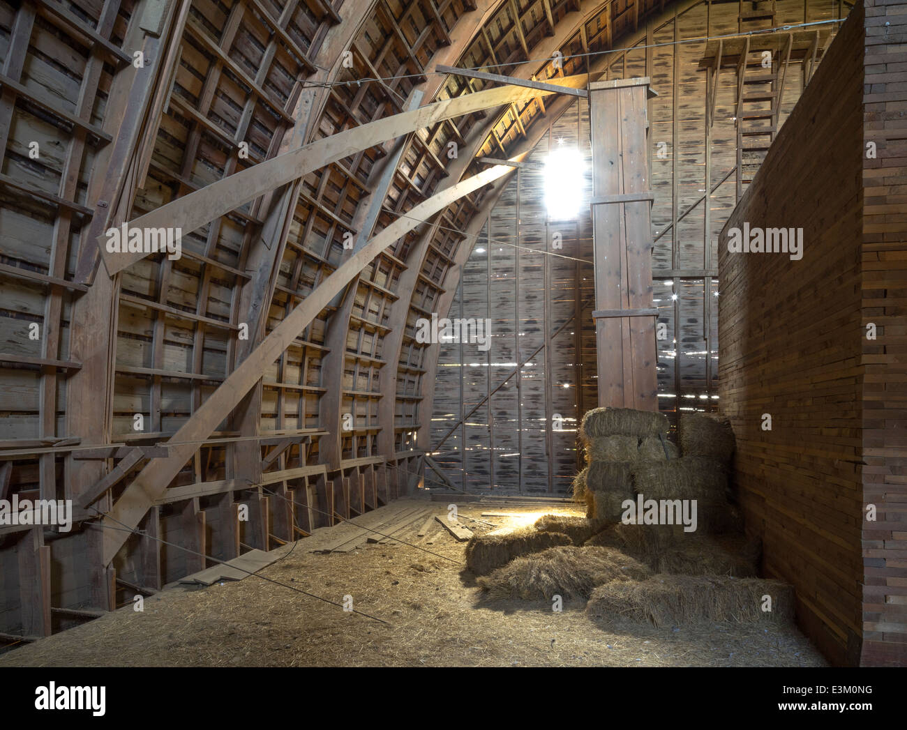 Die Palouse, Whitman County, Washington: innere Struktur einer Runde überdachten Scheune Stockfoto