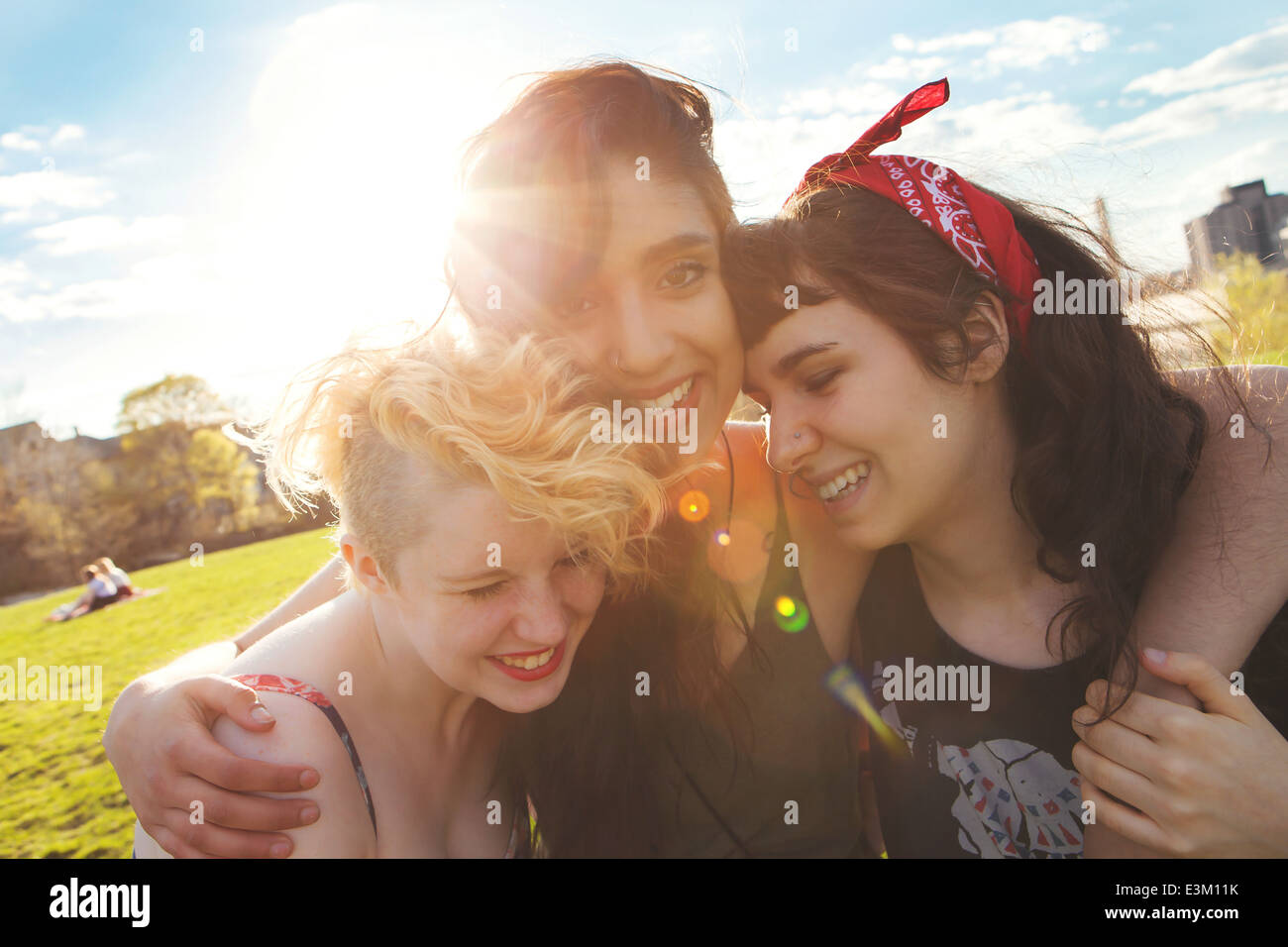 Drei Freundinnen lachen Stockfoto