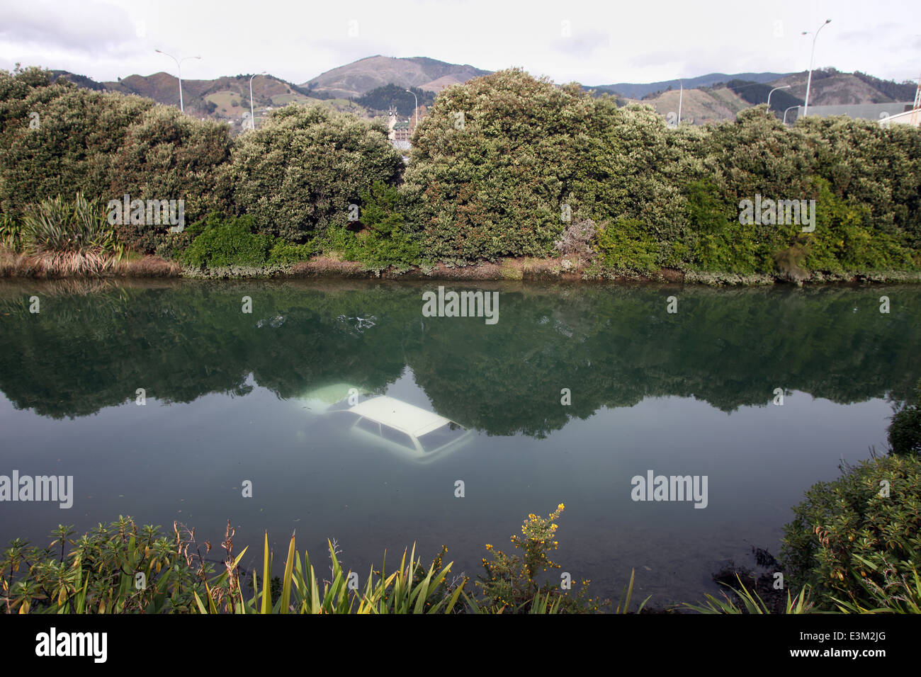 Fahrzeug unter Wasser in einem Bach nach einem tödlichen Verkehrsunfall, Nelson, Neuseeland Stockfoto