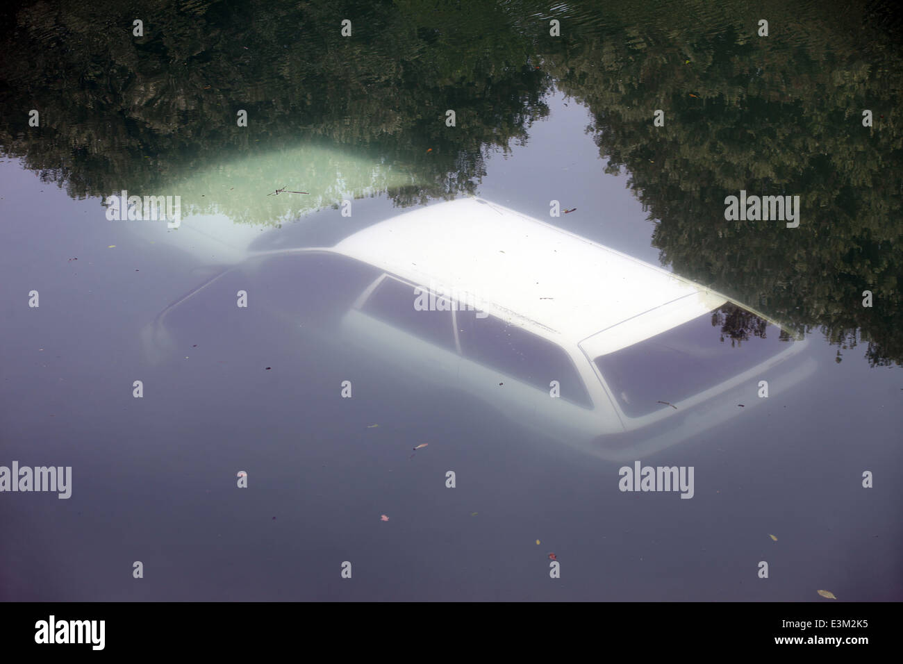 Fahrzeug unter Wasser in einem Bach nach einem tödlichen Verkehrsunfall, Nelson, Neuseeland Stockfoto