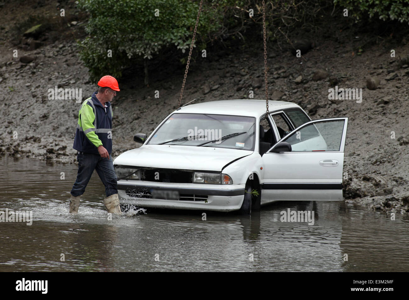 Fahrzeug aus einem Bach wiederhergestellt wird, nach einem tödlichen Verkehrsunfall, Nelson, Neuseeland Stockfoto