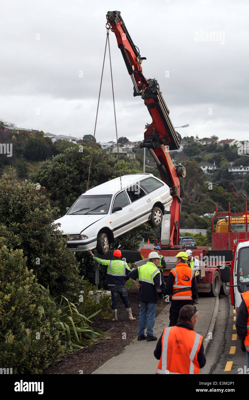 Fahrzeug aus einem Bach wiederhergestellt wird, nach einem tödlichen Verkehrsunfall, Nelson, Neuseeland Stockfoto
