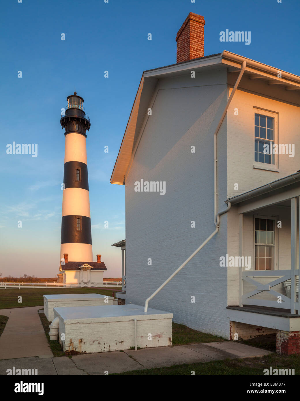 Cape Hatteras, North Carolina: Bodie Isand Leuchtturm (1872) in der Abenddämmerung, Outer Banks von North Carolina Stockfoto