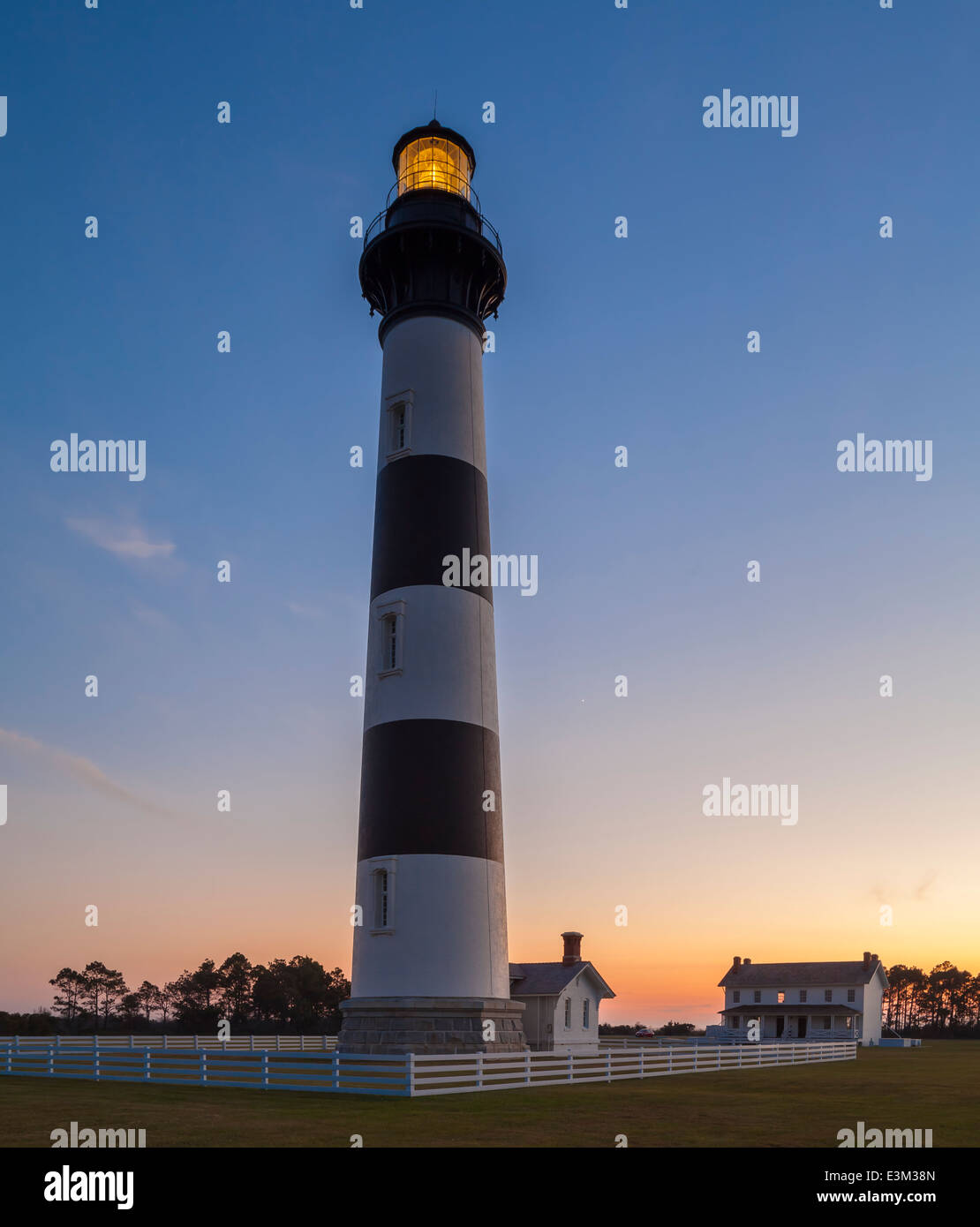 Cape Hatteras, North Carolina: Bodie Isand Leuchtturm (1872) in der Abenddämmerung, Outer Banks von North Carolina Stockfoto