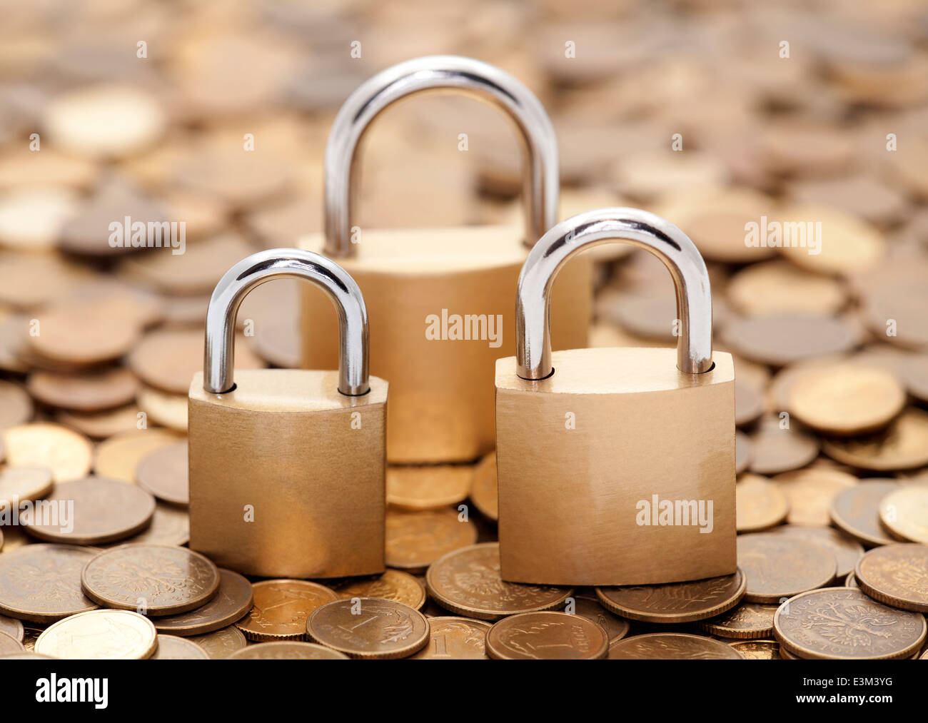 Finanzielle Sicherheit. Goldene Münzen und Vorhängeschlösser. Stockfoto