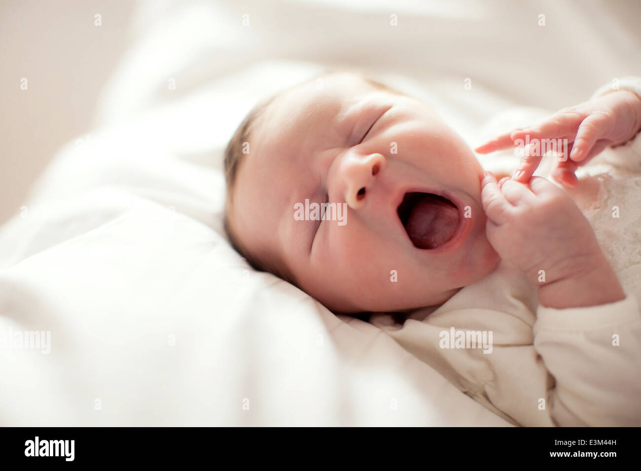 Gähnende Baby Girl (0-1 Monat) Stockfoto